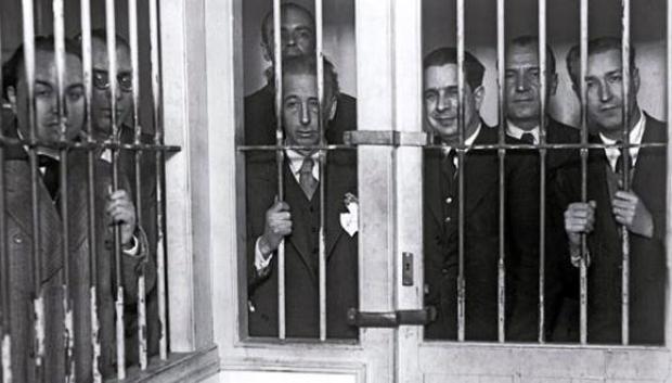 Lluís Companys, en el centro, entre rejas tras la intentona golpista de octubre de 1934