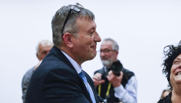 El diputado de Junts Josep María Cervera y la diputada de ERC Pilar Vallugera bromean