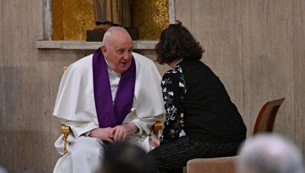 El Papa Francisco confiesa a varios fieles