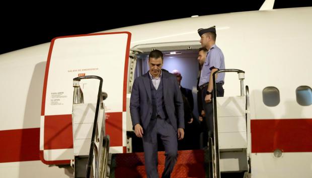 Sánchez baja del avión oficial el pasado martes tras su llegada a Brasil