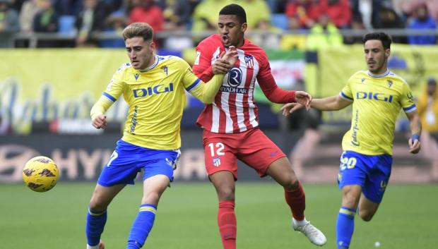 Samuel Lino pelea un balón con Iza Carcelén en el Cádiz vs Atlético de Madrid