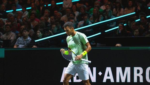 Auger-Aliassime celebra un punto en el torneo de Rótterdam