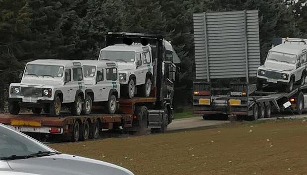 El camión de desguace cargado de vehículos de la Junta