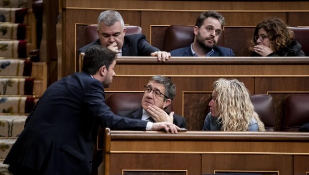 Patxi López junto a otros diputados de la bancada socialista, durante una sesión plenaria en el Congreso