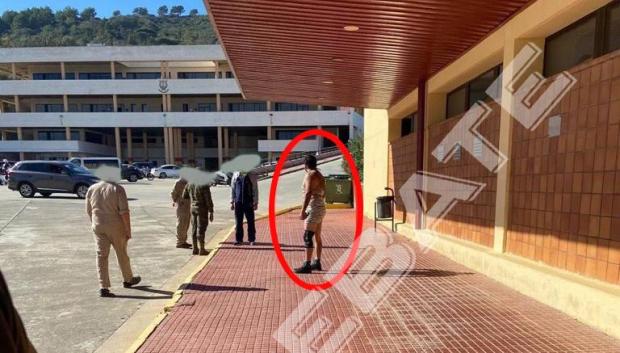 La cabo Perdigones en el exterior del cuartel de Ceuta