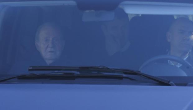 El Rey padre abandona el aeropuerto de La Foronda, de Vitoria, a bordo de un vehículo