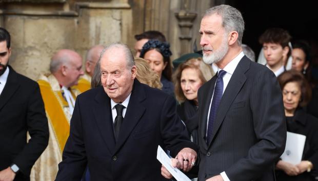 Don Felipe con su padre en Windsor tras la ceremonia en memoria del Rey Constantino