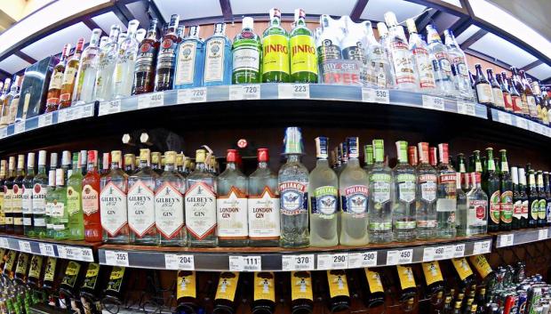 Alcohol destilado en un supermercado