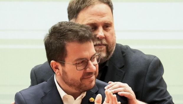 El presidente de la Generalitat, Pere Aragonés (i) y el presidente de ERC Oriol Junqueras (d)