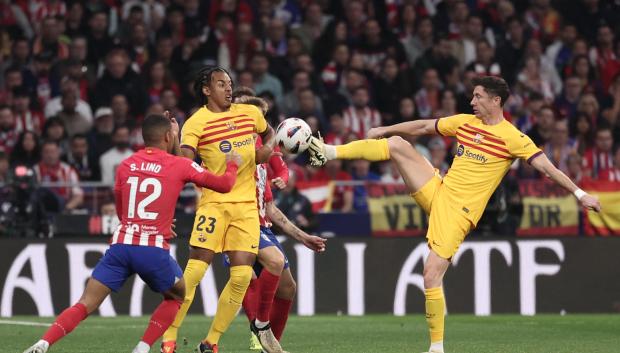 Robert Lewandowski intenta despejar un balón en el partido frente al Atlético de Madrid