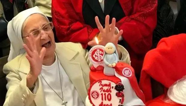 Sor Inah celebrando su 110 cumpleaños