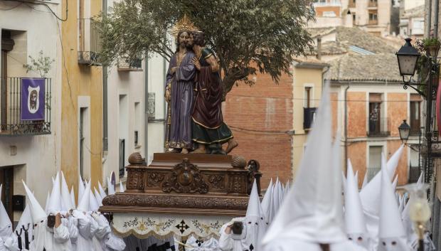 Imagen del 'Beso de Judas' de la Hermandad del Prendimiento, en Cuenca, Castilla La Mancha (España).