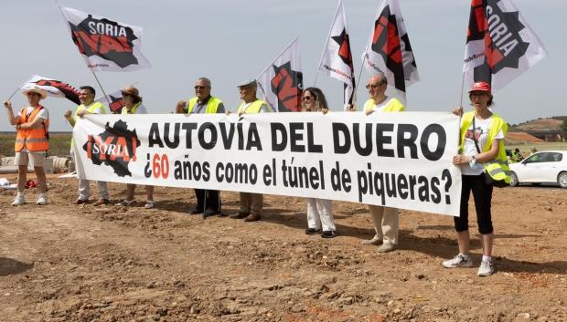Miembros de la plataforma ciudadana Soria ¡Ya! se manifiestan durante la puesta en servicio del nuevo tramo de la autovía del Duero