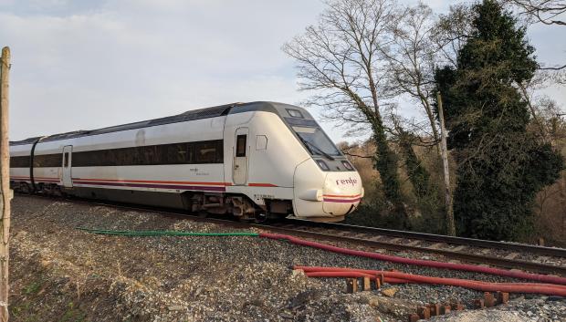 Un tren circula en la línea entre La Coruña y Betanzos