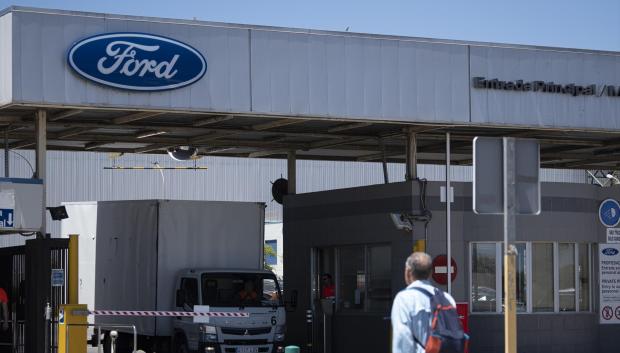 Logo de Ford en la entrada de la fábrica en Almussafes, Valencia.