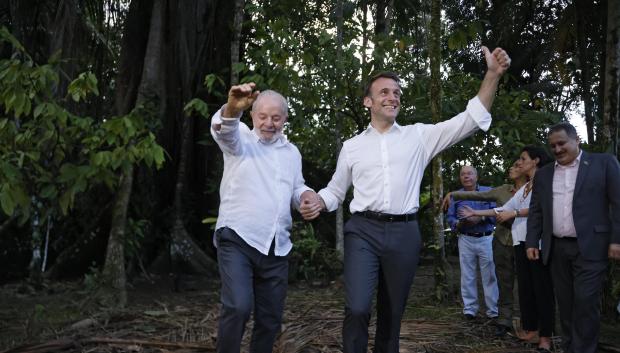 Lula da Silva (L) y Emmanuel Macron a su llegada a la isla Combu