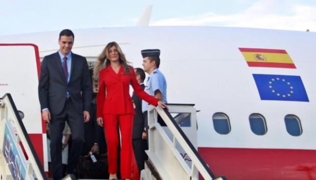 Pedro Sánchez y Begoña Gómez en uno de los Airbus A310 de presidencia