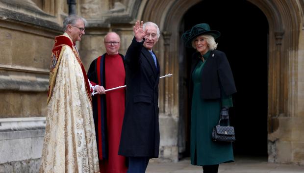 El rey Carlos III y la reina Camilla llegan a la Capilla de San Jorge, en el Castillo de Windsor