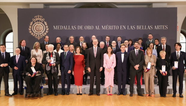 Sus Majestades los Reyes, el ministro de Cultura y el presidente de Junta de Extremadura junto a los premiados