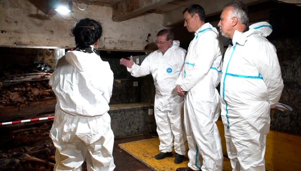 Sánchez visita por sorpresa las criptas del Valle de los Caídos