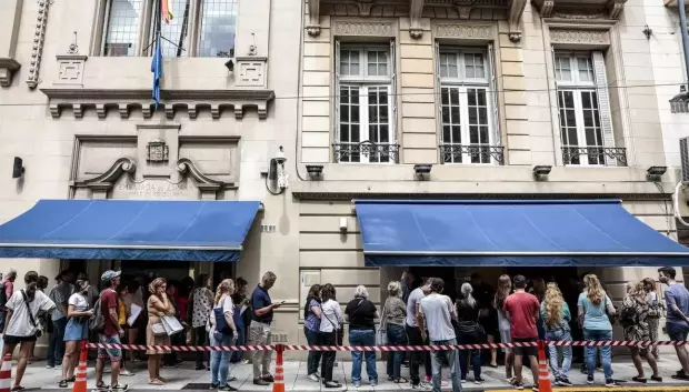 Colas ante el consulado español en Buenos Aires para beneficiarse de la 'ley de nietos'