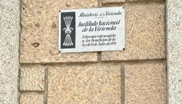 Vista de una de las placas que se colocaron en las viviendas protegidas en la época de Franco