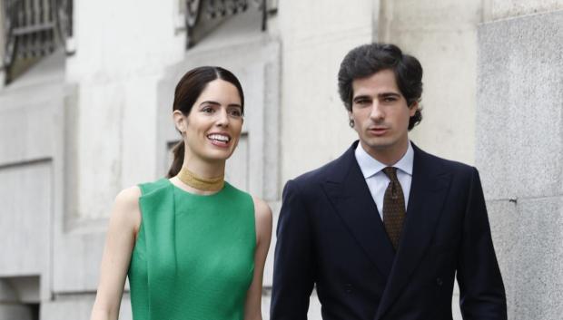 3.	La duquesa de Huescar. Sofía  Palazuelo escogió para esta boda un vestido color verde Jade de Devota & Lomba favorecedor y discreto.
