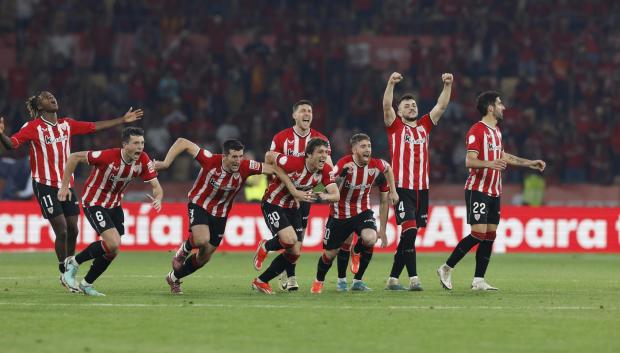 Los jugadores del Athletic celebran tras ganar la final de la Copa del Rey