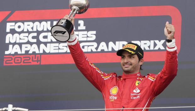 Carlos Sainz celebra su tercer podio en el GP de Japón