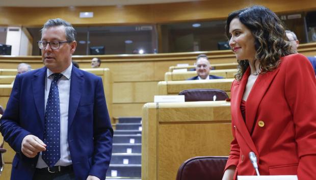 Alfonso Serrano (i), y la presidenta de la Comunidad de Madrid, Isabel Díaz Ayuso (d), conversan con la presidenta de Extremadura, María Guardiola (i)