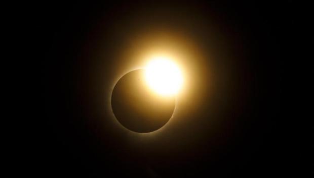 Imagen del anillo de diamantes, un fenómeno luminoso único que se produce justo antes y justo después de la fase de totalidad del eclipse solar.