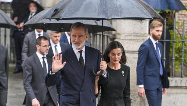 -FOTODELDÍA- MADRID, 08/04/2024.- El rey Felipe y la reina Letizia a su salida del funeral en memoria de Fernando Gómez-Acebo, primo del monarca, este lunes en la Iglesia Catedral de las Fuerzas Armadas, en Madrid. EFE/Fernando Villar