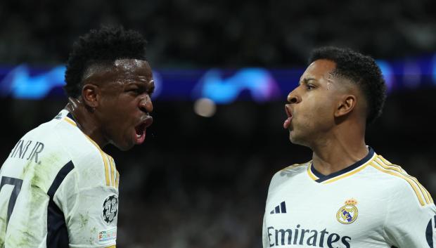 El delantero brasileño del Real Madrid Rodrygo Goes (d) celebra su gol, segundo del equipo blanco, con su compañero Vinícius Júnior durante el partido de ida de cuartos de final de la Liga de Campeones que Real Madrid y Manchester City disputan este martes en el estadio Santiago Bernabéu