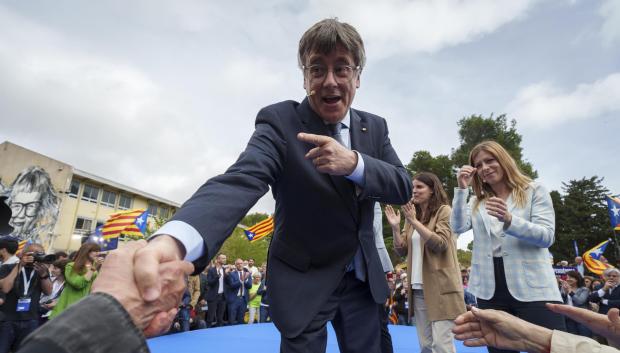 El candidato de JxCat y expresidente de la Generalitat, Carles Puigdemont (c), durante un acto en Elna, en el sur de Francia.