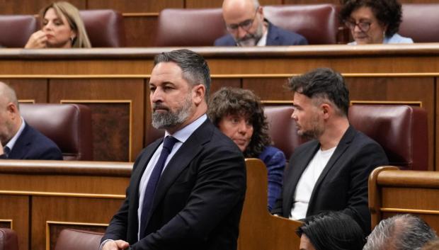 El líder de VOX Santiago Abascal (i) durante el pleno celebrado en el Congreso
