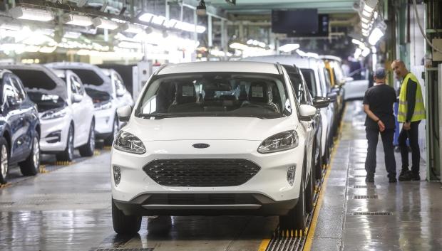 Varios vehículos en la fábrica de Ford en Almussafes