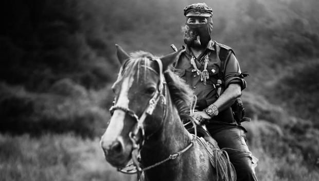 El subcomandante Marcos, portavoz del Ejército Zapatista de Liberación Nacional, posa fumando en pipa encima de un caballo en Chiapas, México