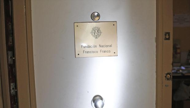 Detalle de la placa de entrada en la sede de la Fundación Francisco Franco