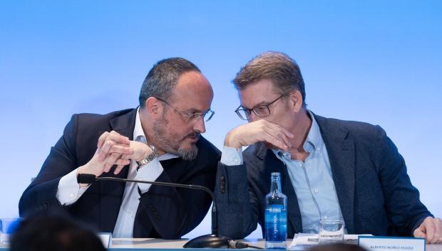 El presidente del PP de Cataluña y candidato a las elecciones catalanas, Alejandro Fernández (i) y el líder del PP, Alberto Núñez Feijóo