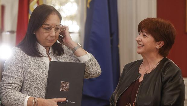 La presidenta de las Cortes de Valencia, Llanos Massó, recibe la Memoria de la Agencia Valenciana de la Lengua
