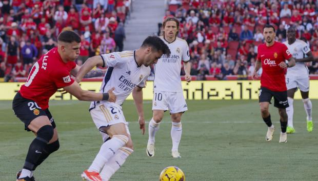 Gio González intenta frenar a Brahim Díaz en el Mallorca vs Real Madrid