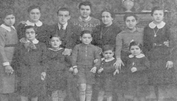 Antonio Tort y su mujer, rodeados por muchos de sus hijos