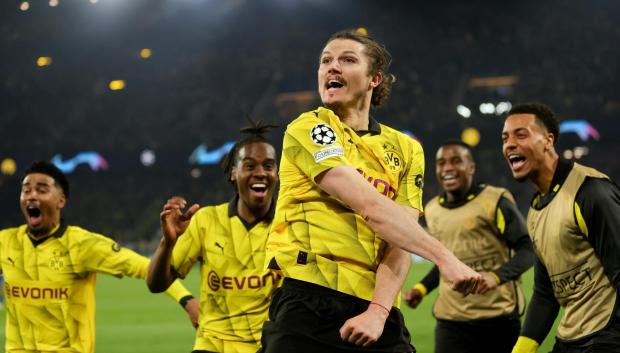 Sabitzer celebra el gol de la clasificación del Dortmund