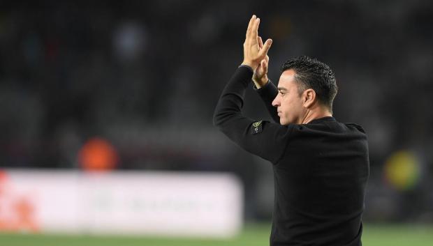 Xavi Hernández aplaude a la afición al acabar el partido
