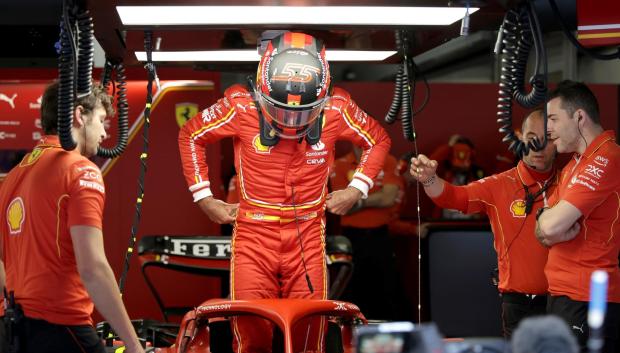 Sainz entrando en su monoplaza dentro del garaje de Ferrari