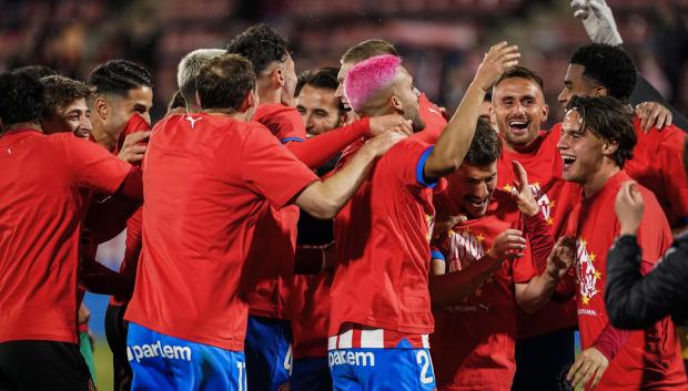 Los futbolistas del Girona celebran la clasificación para Europa el próximo año