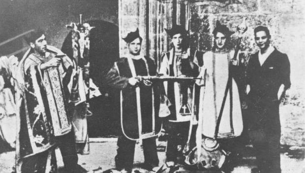 Milicianos vestidos con ropas litúrgicas tras el saqueo de una iglesia. Madrid, 1936