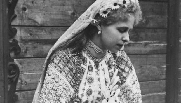 La princesa heredera María con traje rumano, c. 1900-1916