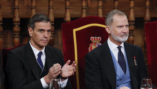 ALCALÁ DE HENARES (MADRID), 23/04/2024.- El rey de España, Felipe VI, junto al presidente del Gobierno, Pedro Sánchez (i), durante la ceremonia de entrega del Premio Cervantes 2023 al escritor español Luis Mateo Díez este martes en el Paraninfo de la Universidad de Alcalá de Henares. EFE/Ballesteros POOL