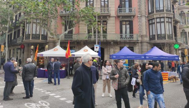 Las carpas de Societat Civil Catalana y el Partido Popular.